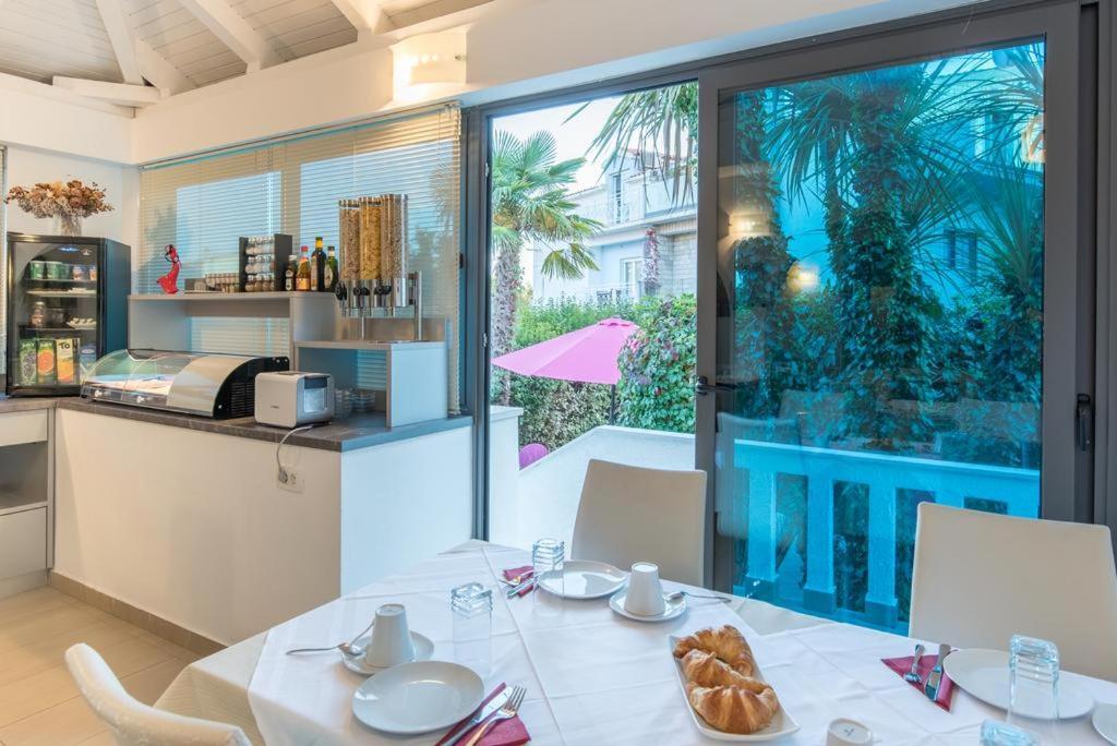 Bed & Breakfast Pino Podstrana Exterior photo