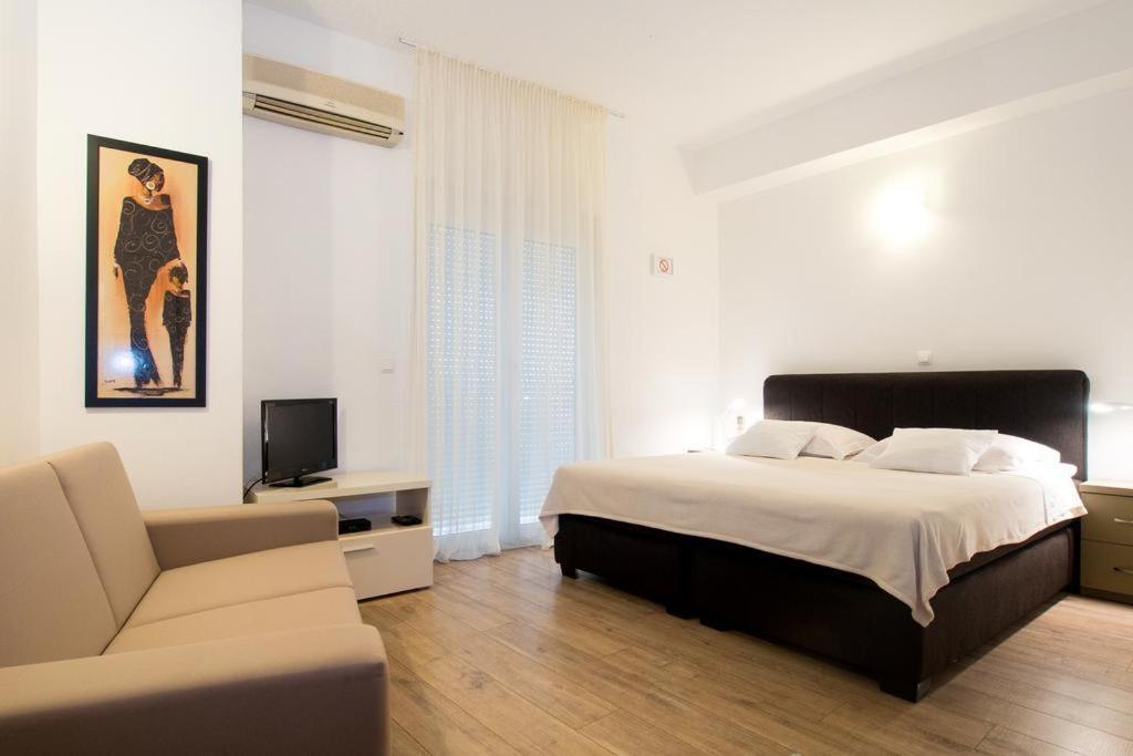 Bed & Breakfast Pino Podstrana Exterior photo