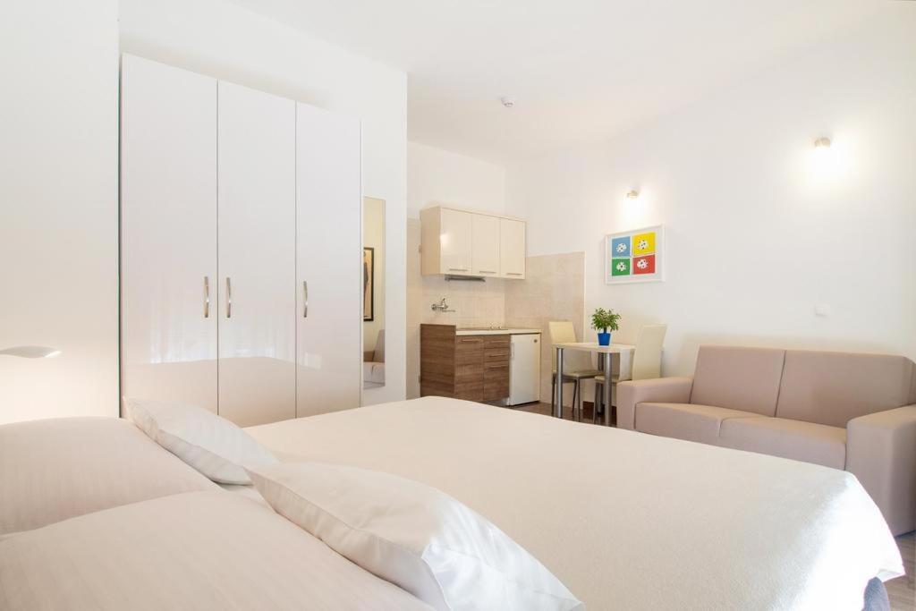 Bed & Breakfast Pino Podstrana Exterior photo